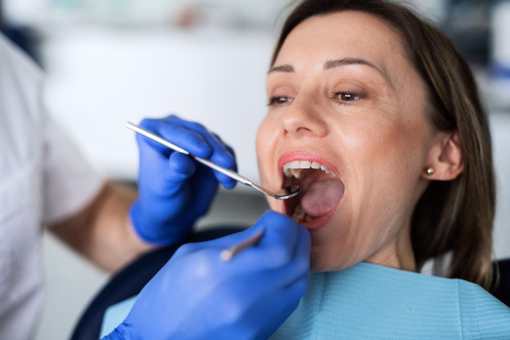 a-woman-has-a-dental-check-up-in-dentist-surgery-VAVTZ6Q (1)