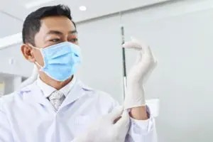 最新消息 3 dentist putting on latex gloves 4FD5VGS