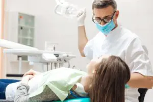 牙周病 1 dentist very carefully check up and repair tooth t PTYZGMU 1